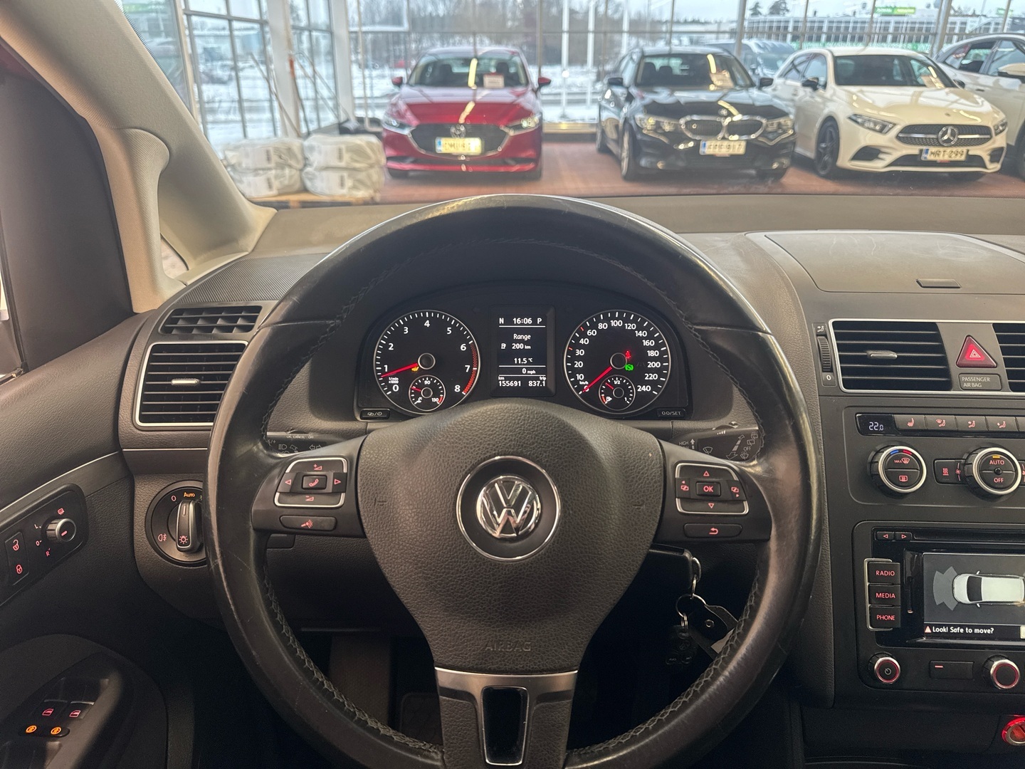 VOLKSWAGEN Touran 2015