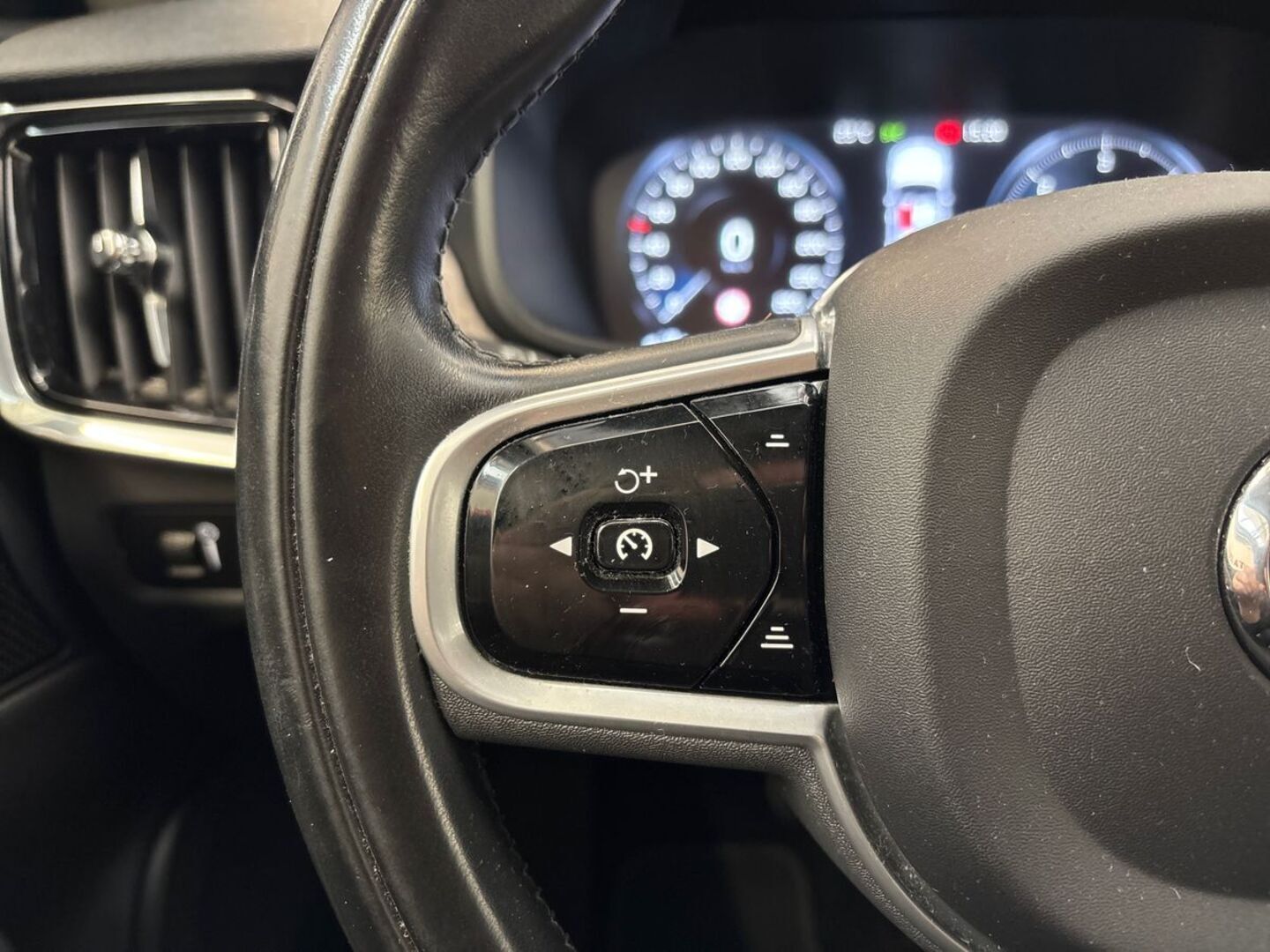 VOLVO V90 Cross Country 18