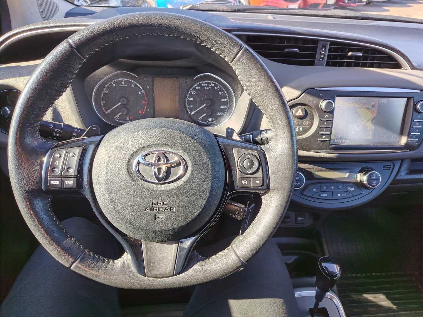 TOYOTA Yaris 2017