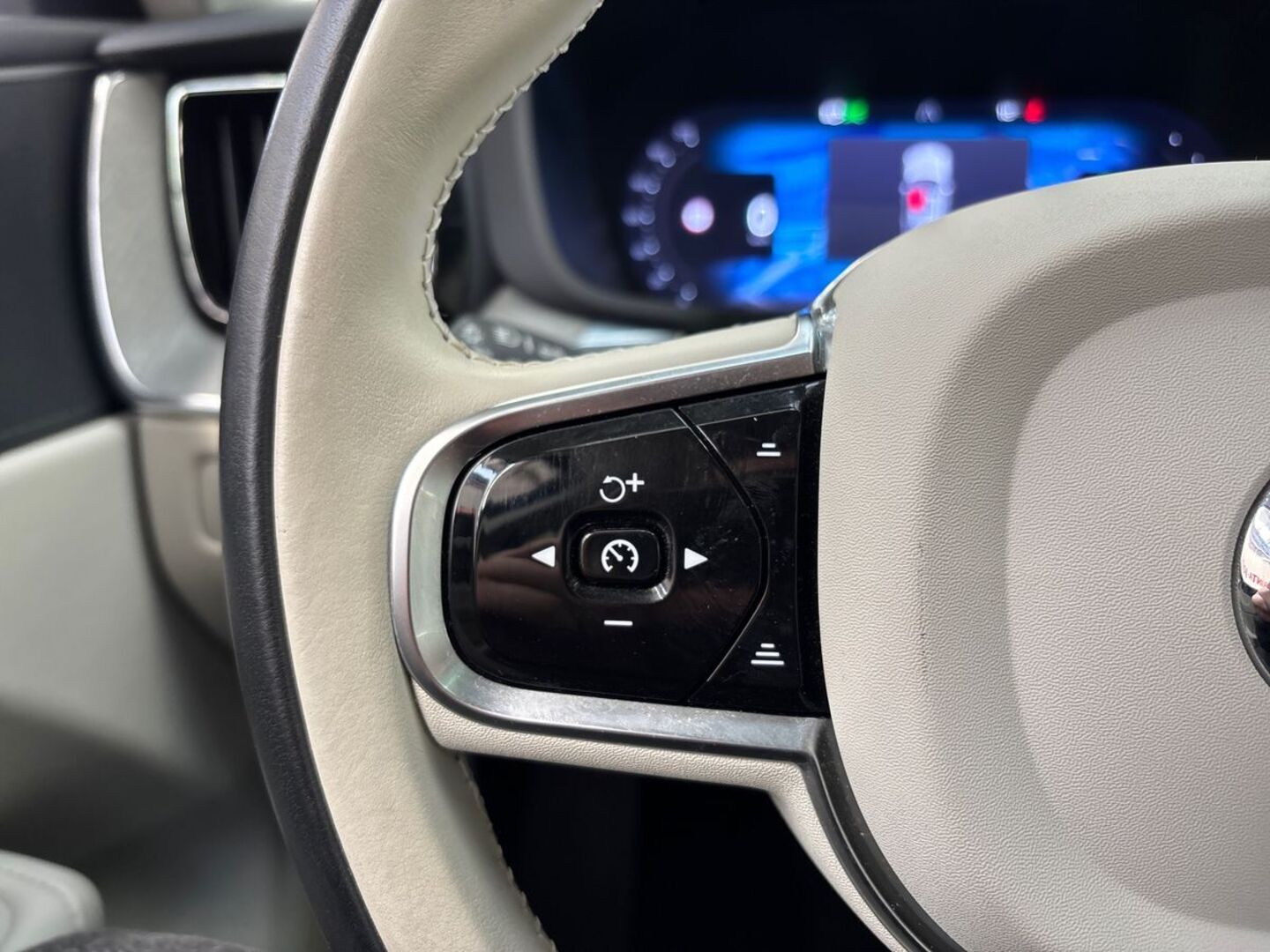 VOLVO XC60 18