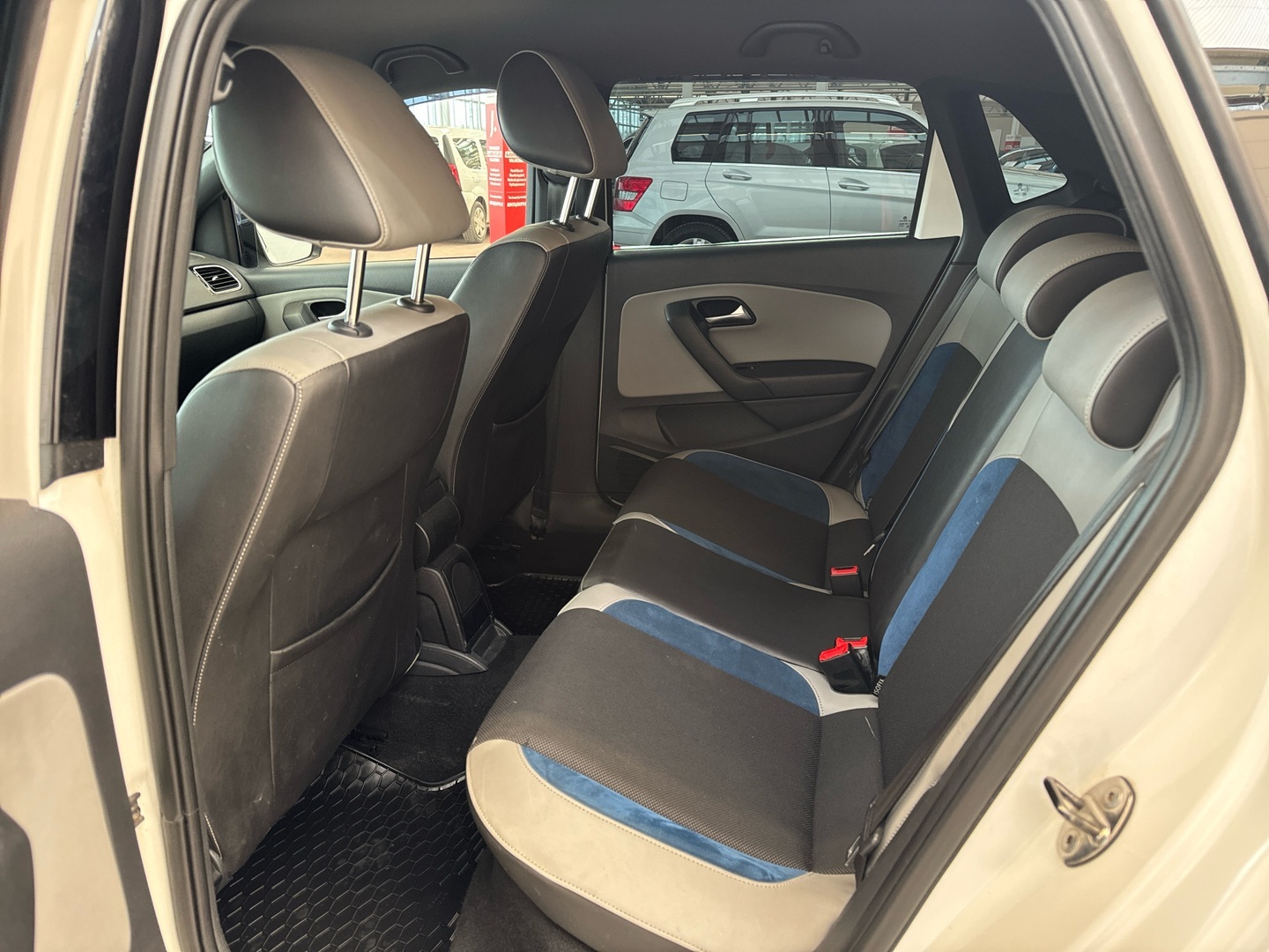 VOLKSWAGEN Polo 2013