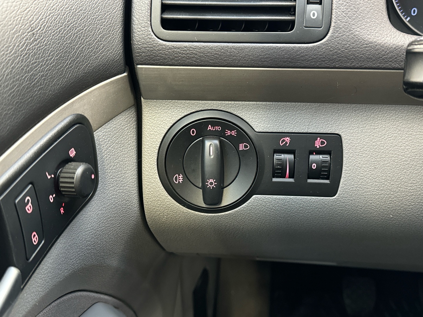 VOLKSWAGEN Touran 2009