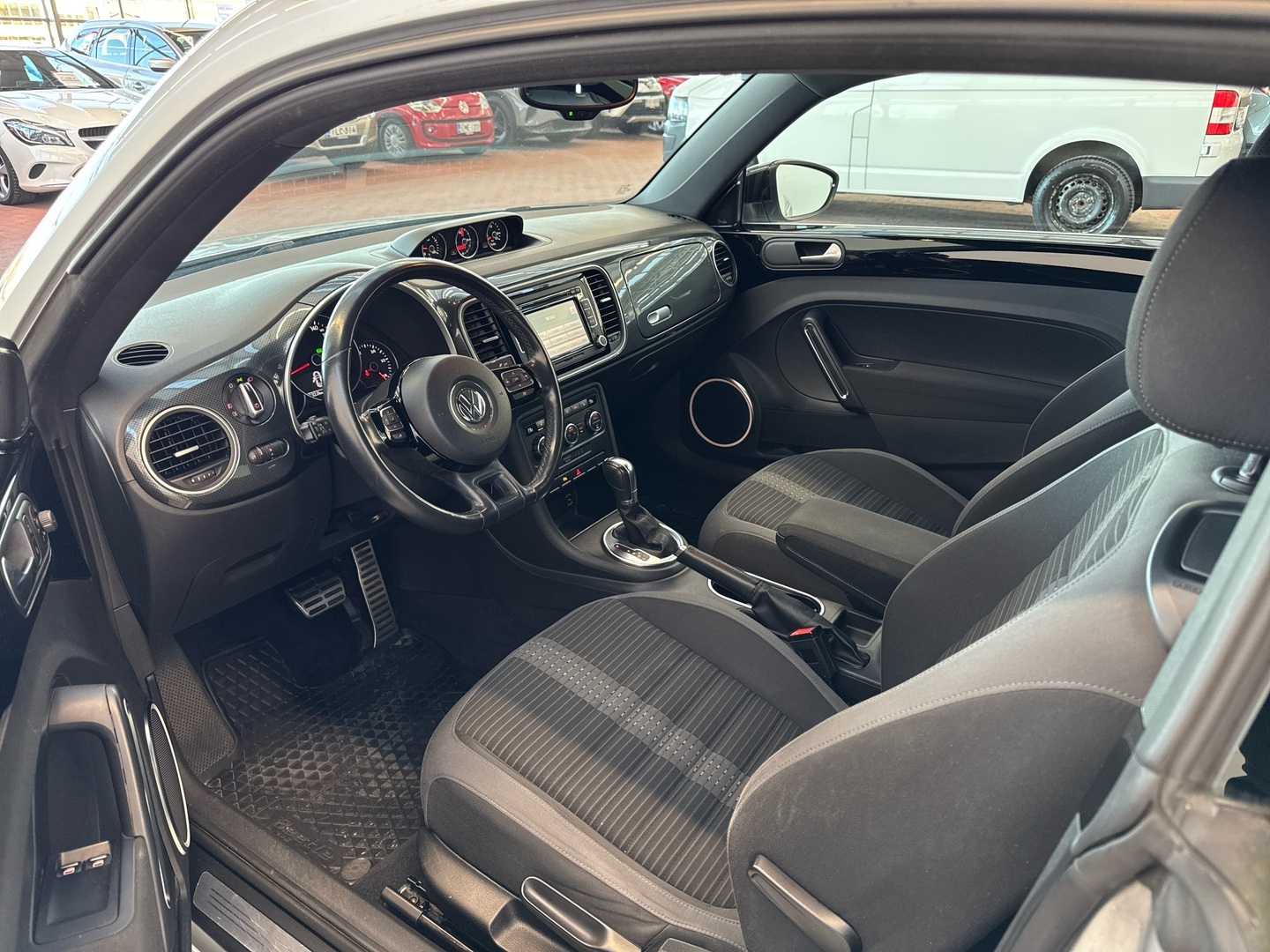 VOLKSWAGEN Beetle 2012