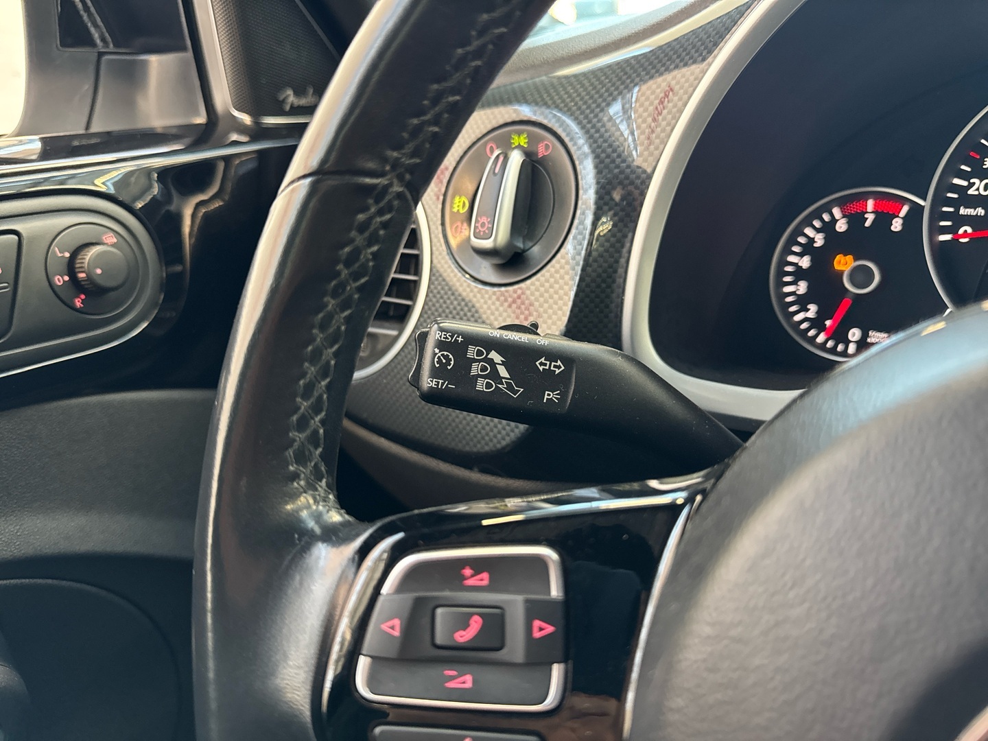 VOLKSWAGEN Beetle 2012