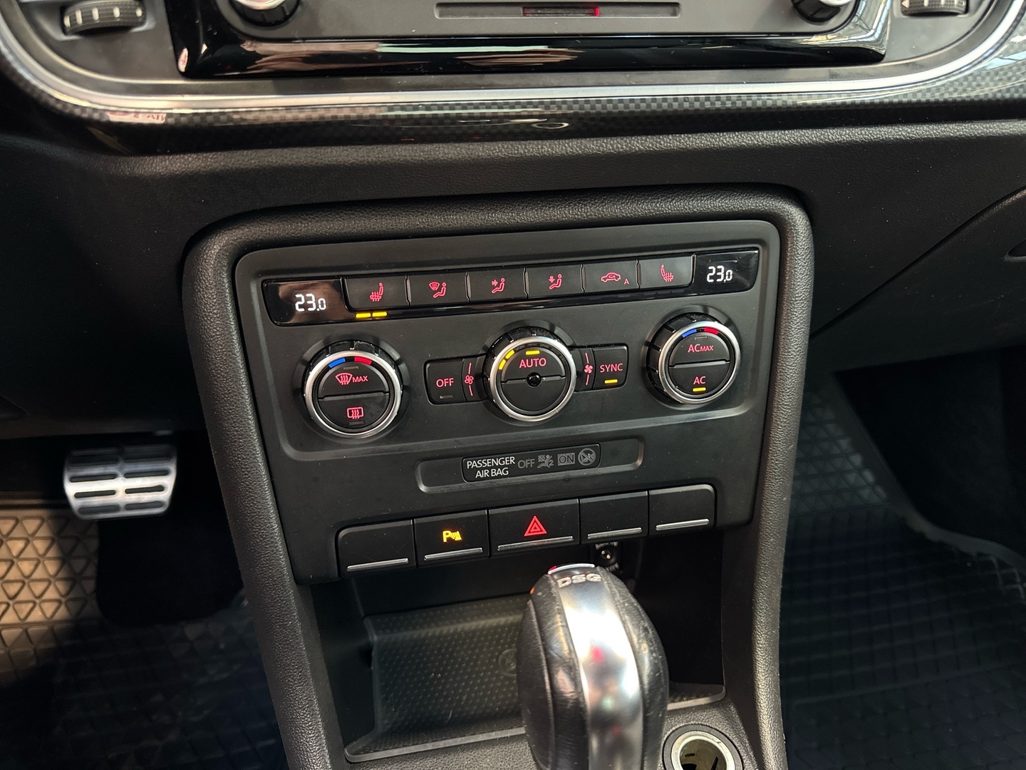 VOLKSWAGEN Beetle 2012