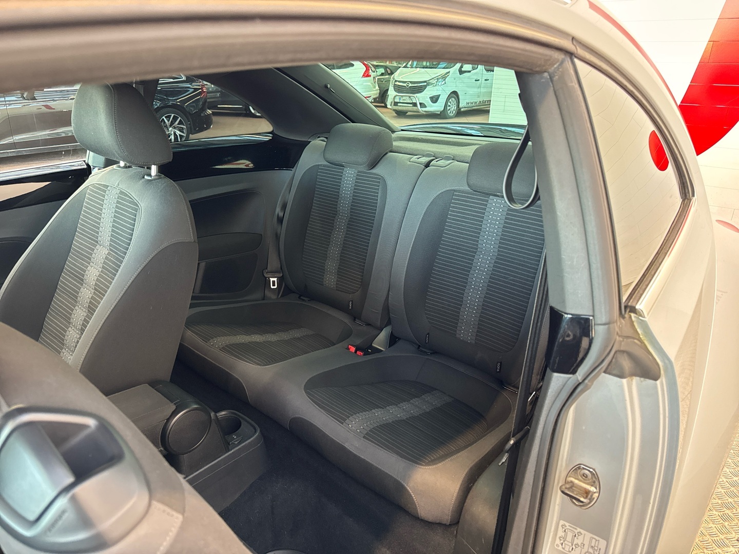 VOLKSWAGEN Beetle 2012