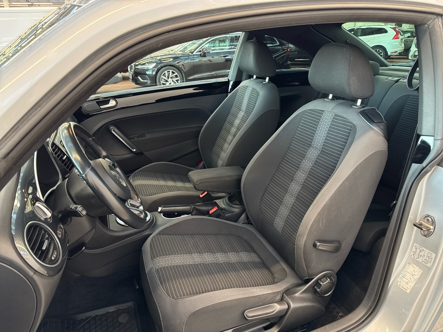 VOLKSWAGEN Beetle 2012