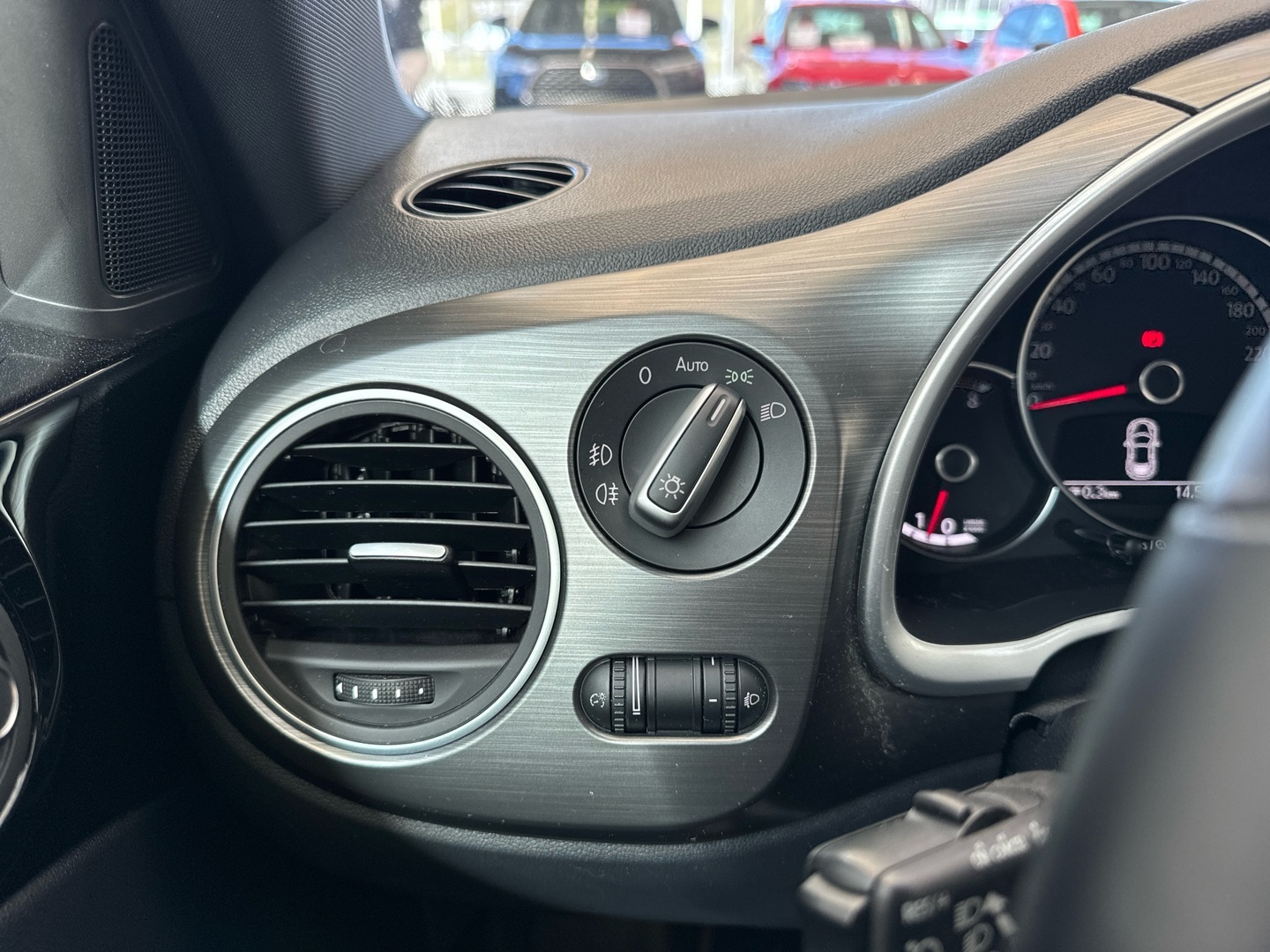 VOLKSWAGEN Beetle 2016