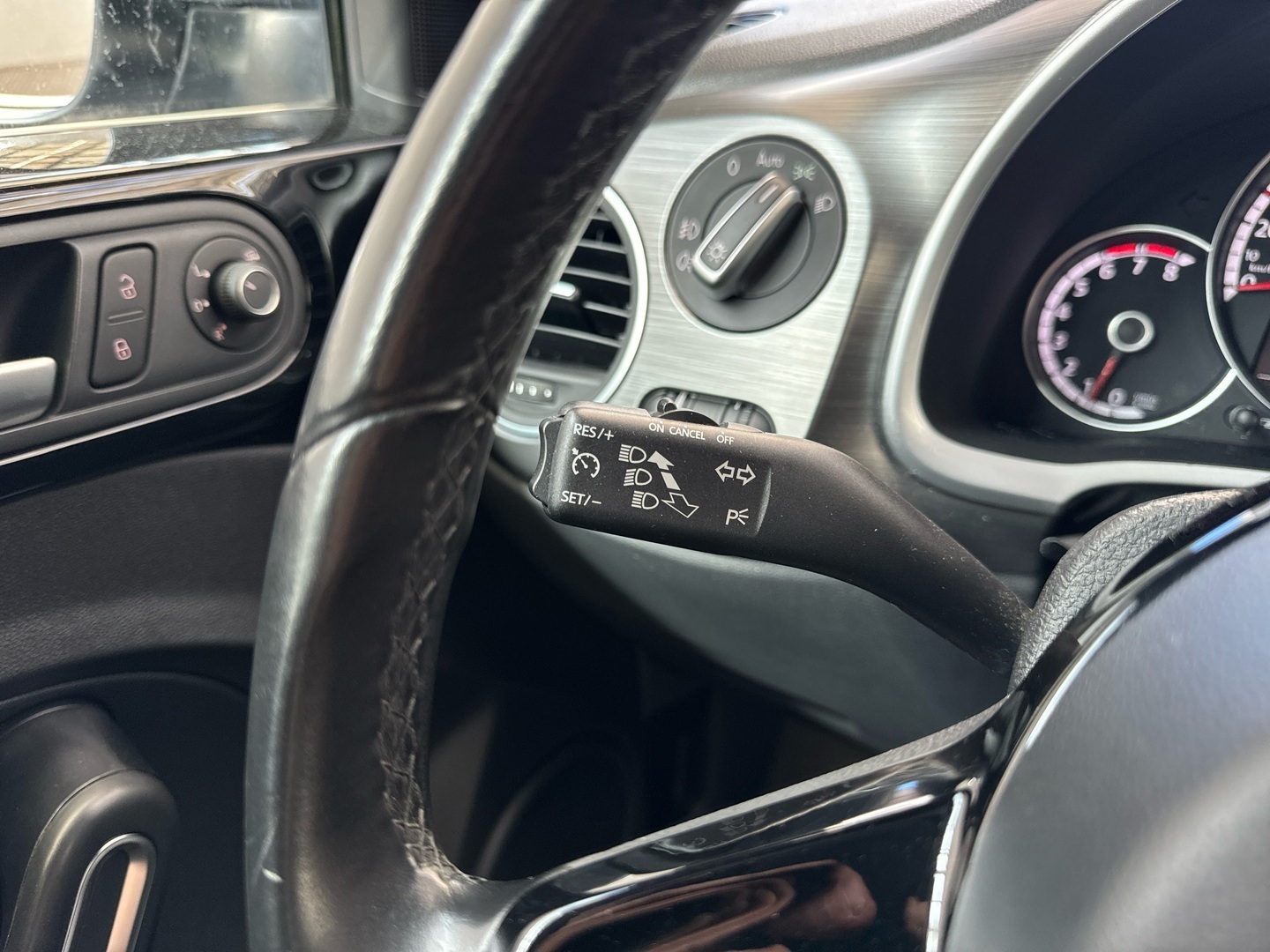 VOLKSWAGEN Beetle 2016