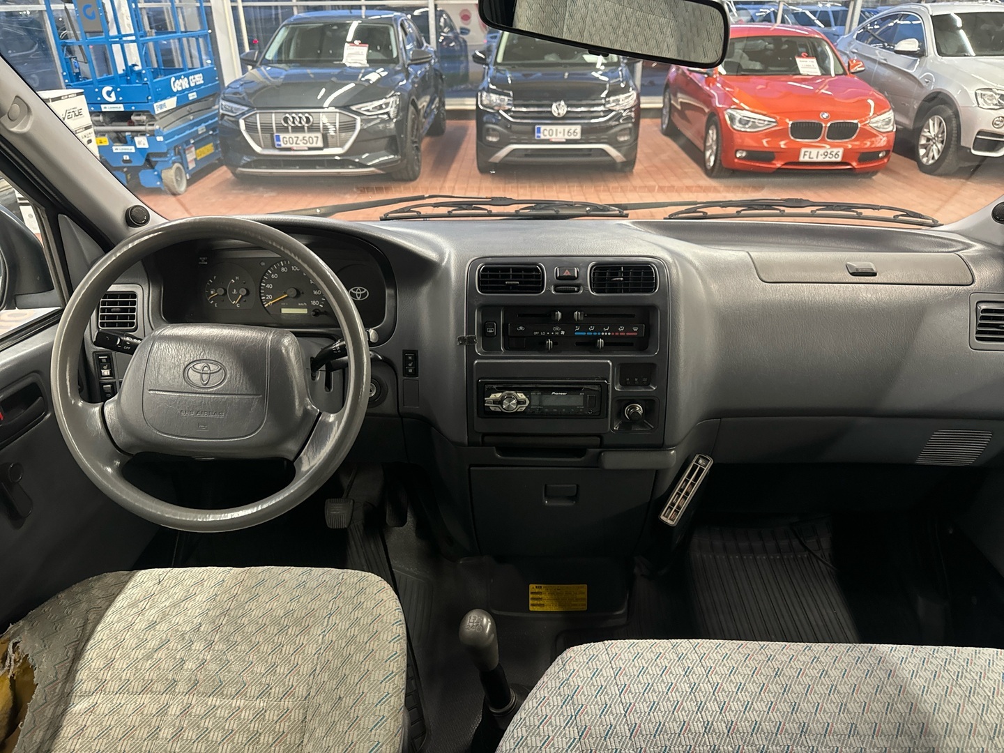 TOYOTA Hiace 2002