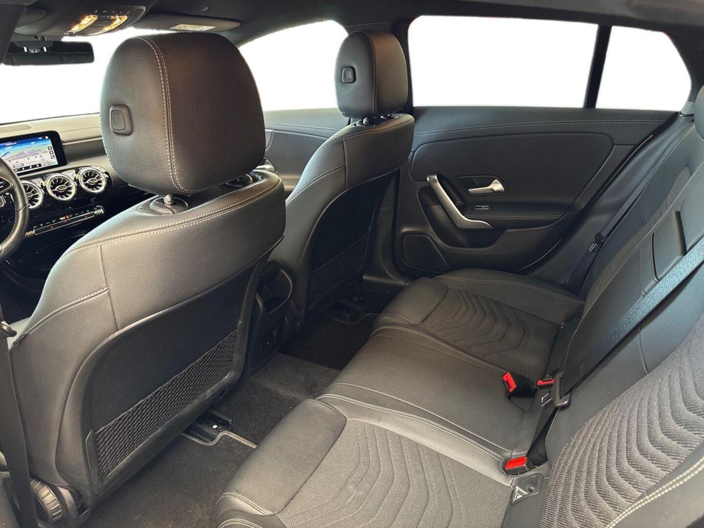 MERCEDES-BENZ CLA 8