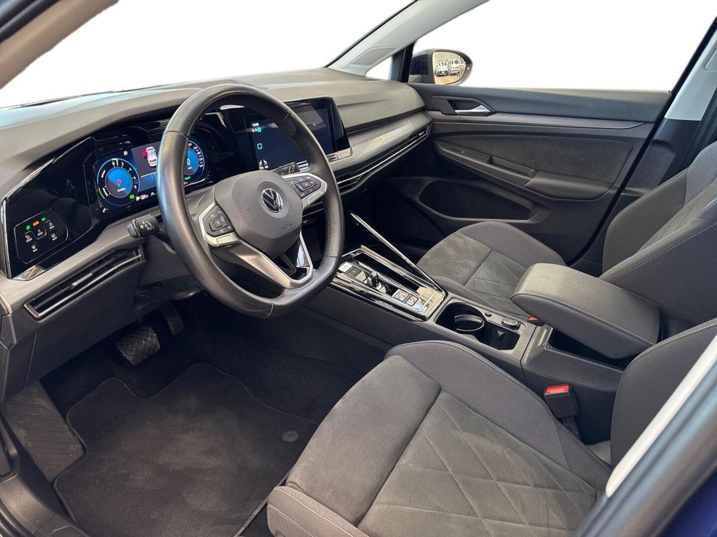 VOLKSWAGEN Golf 2023