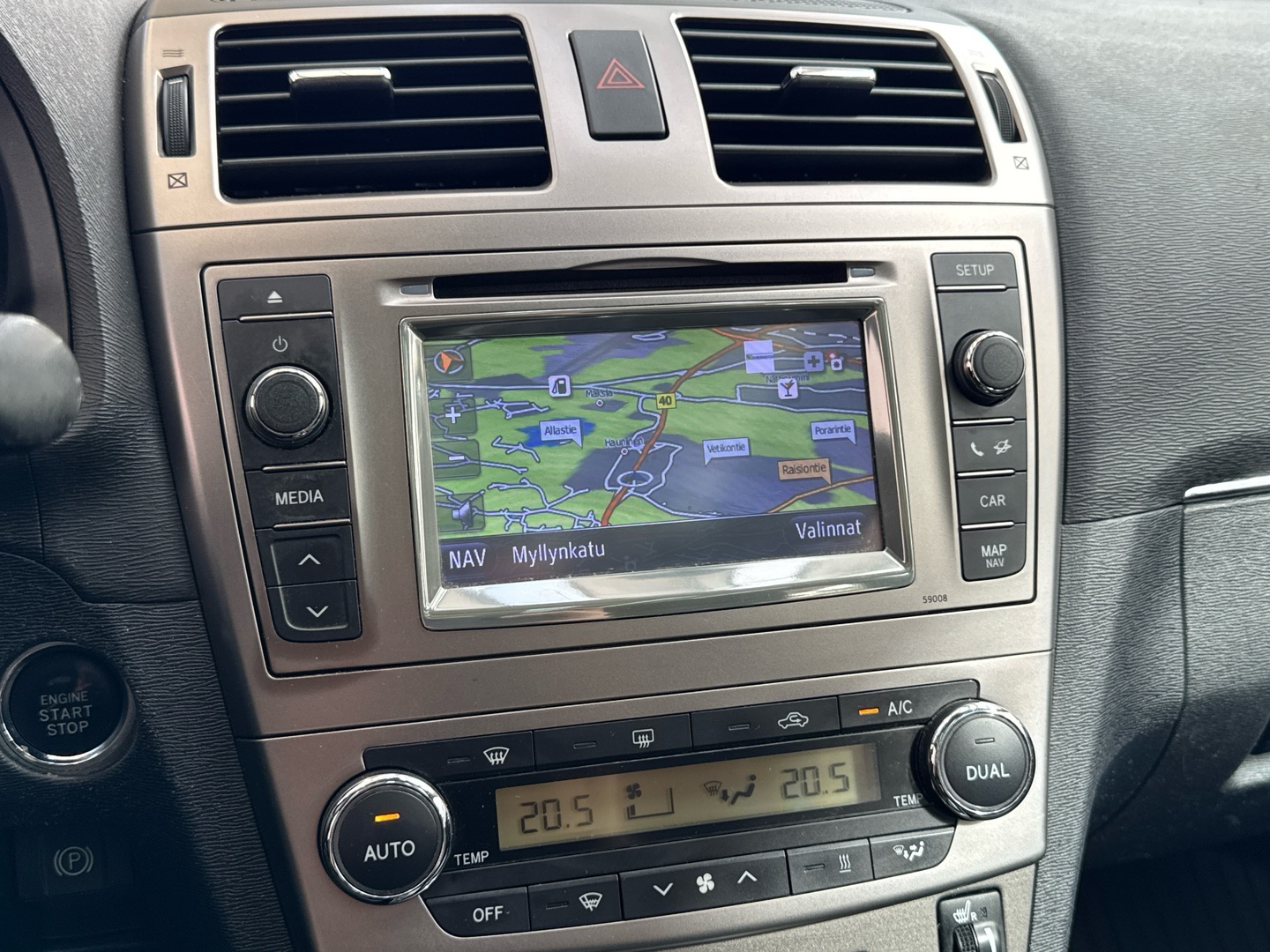 TOYOTA Avensis 2012