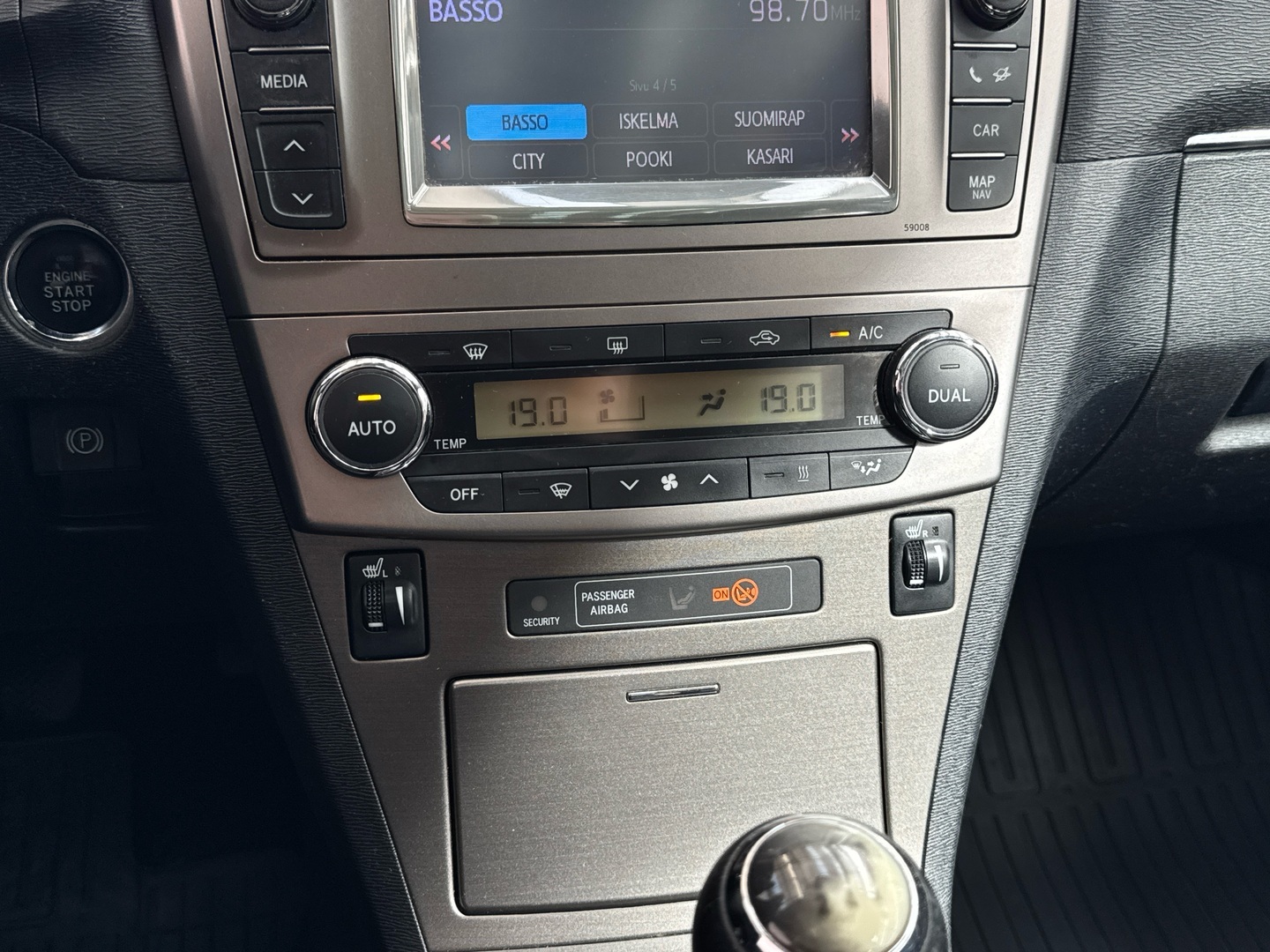 TOYOTA Avensis 2012