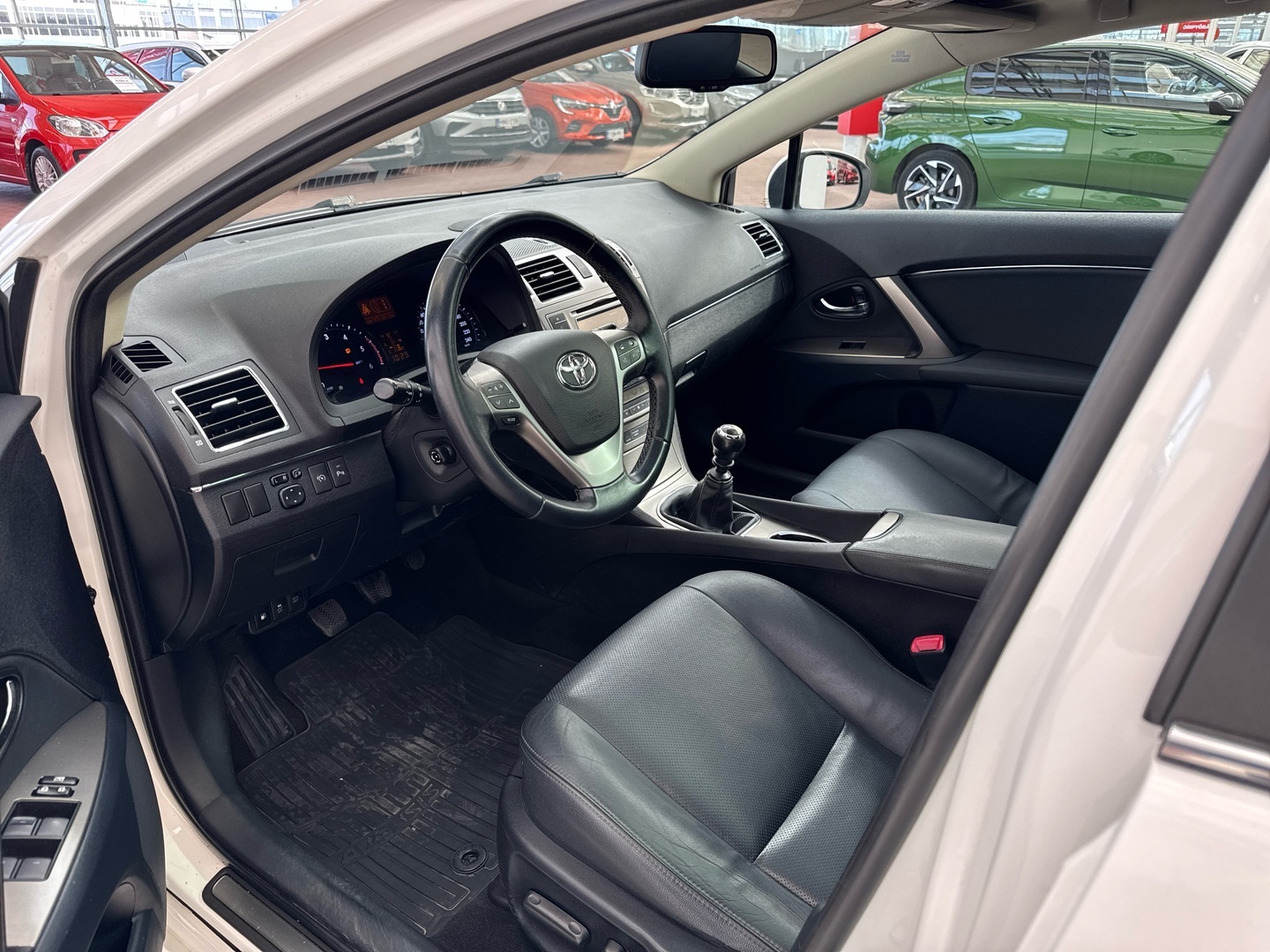 TOYOTA Avensis 2012