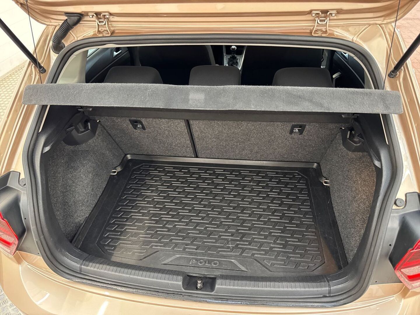 VOLKSWAGEN Polo 11