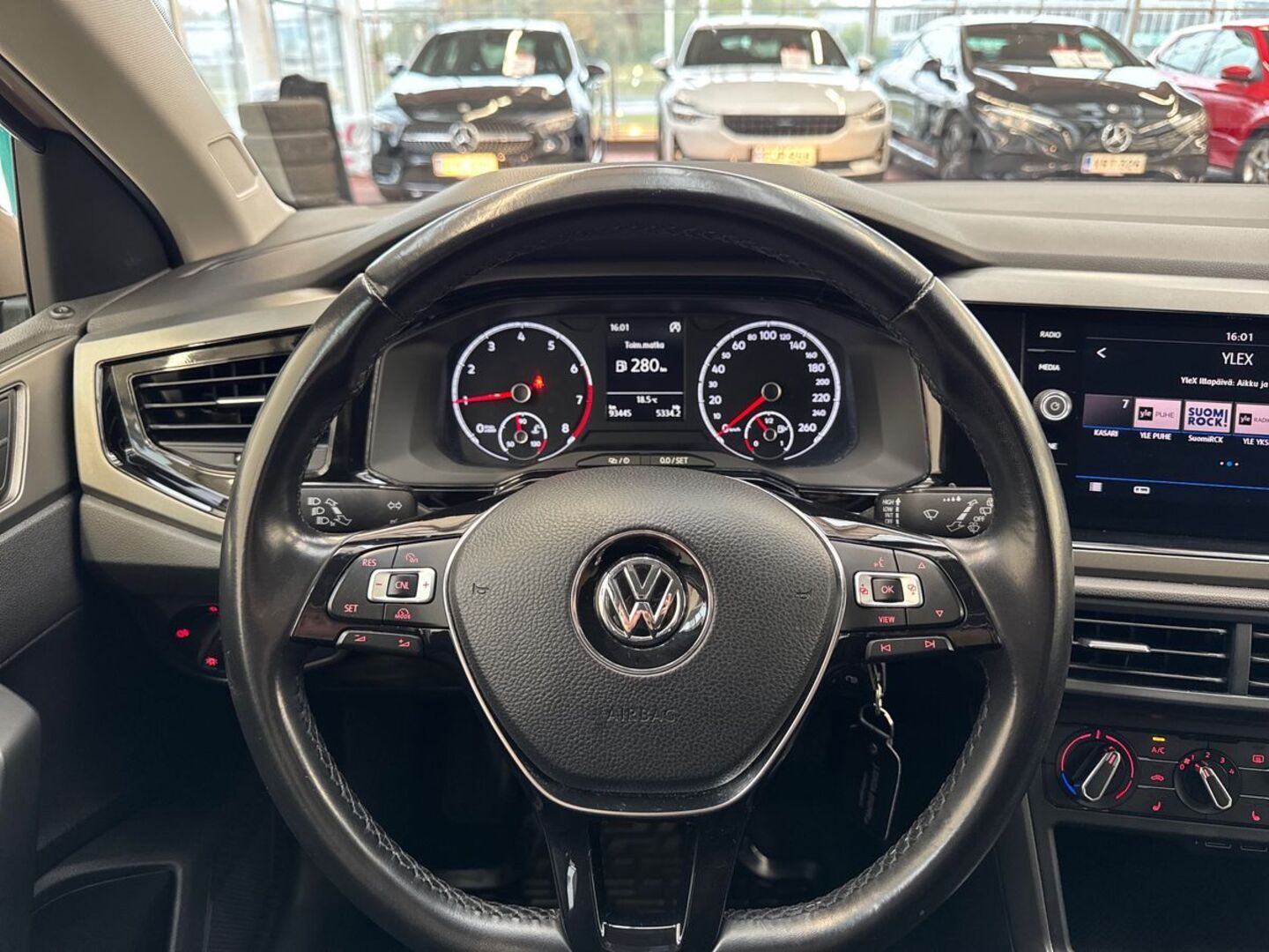 VOLKSWAGEN Polo 15