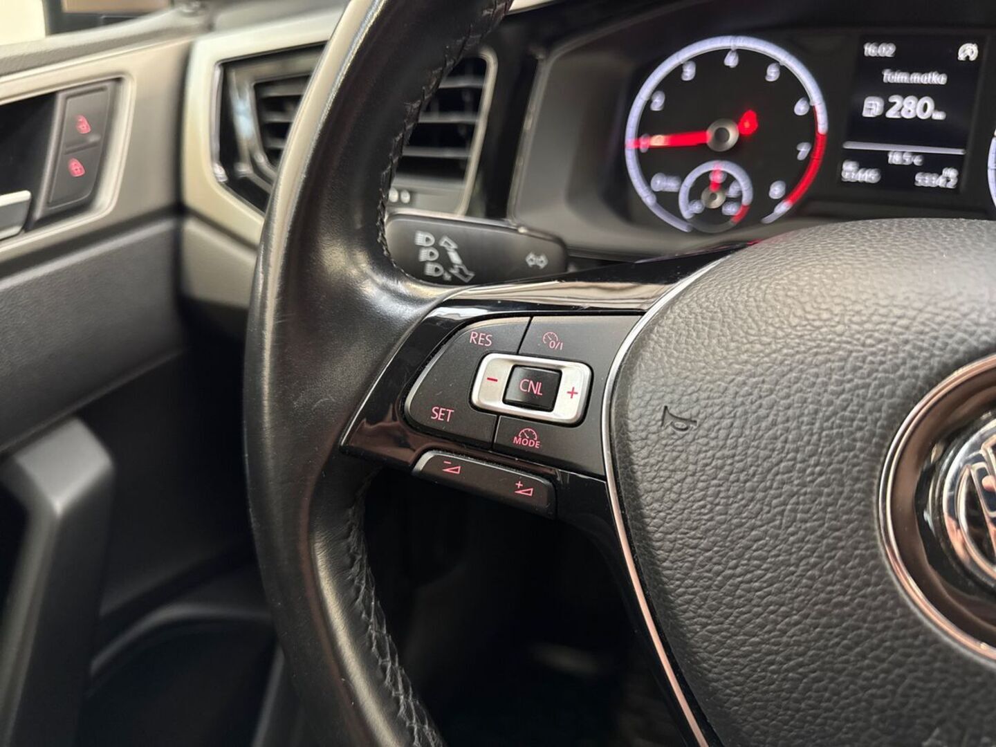 VOLKSWAGEN Polo 17