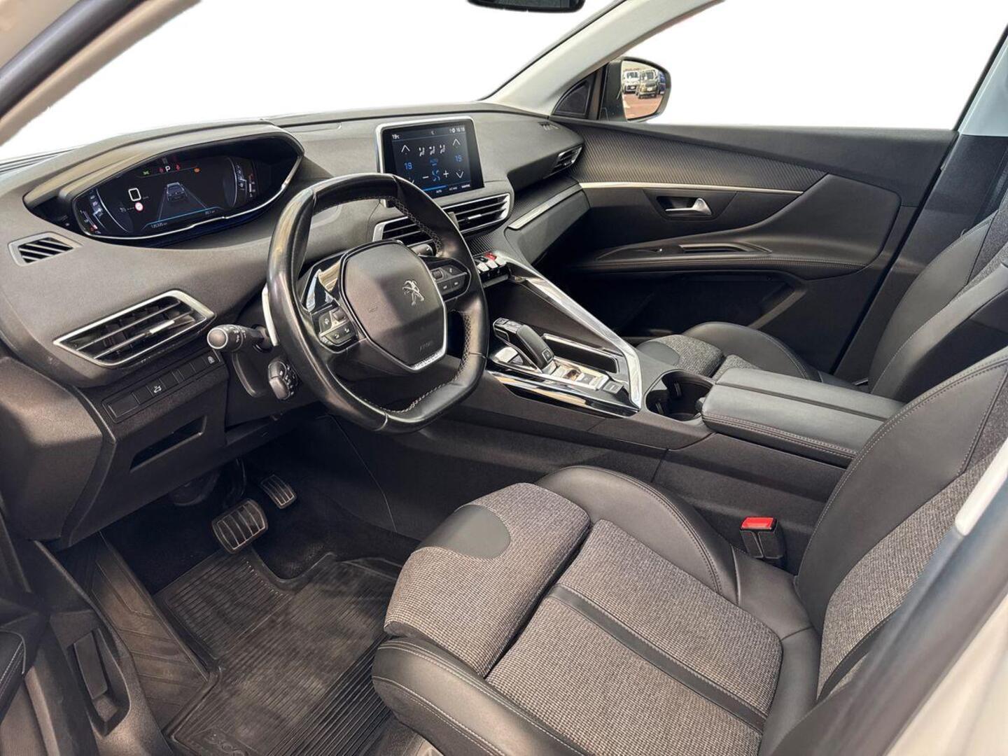 PEUGEOT 5008 2020