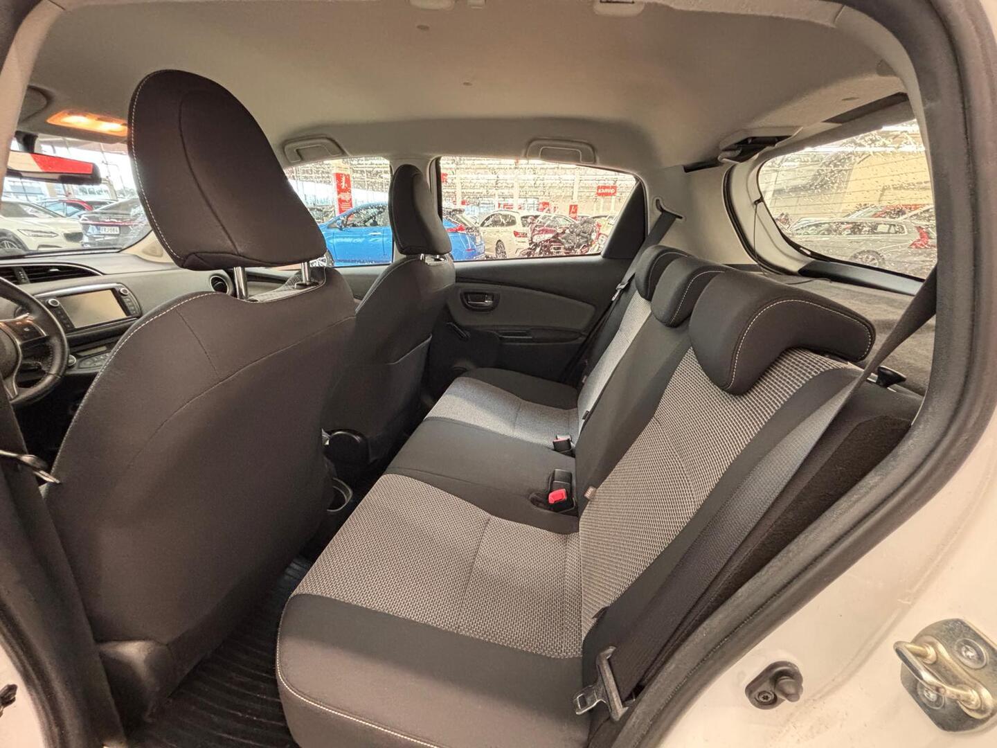 TOYOTA Yaris 2015