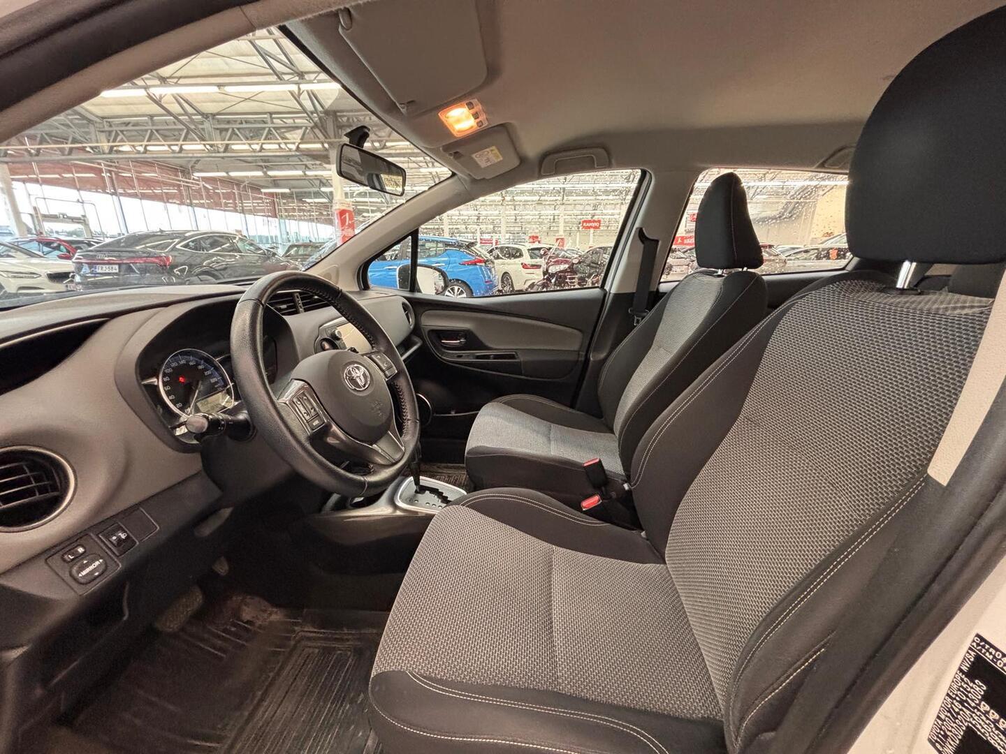 TOYOTA Yaris 2015