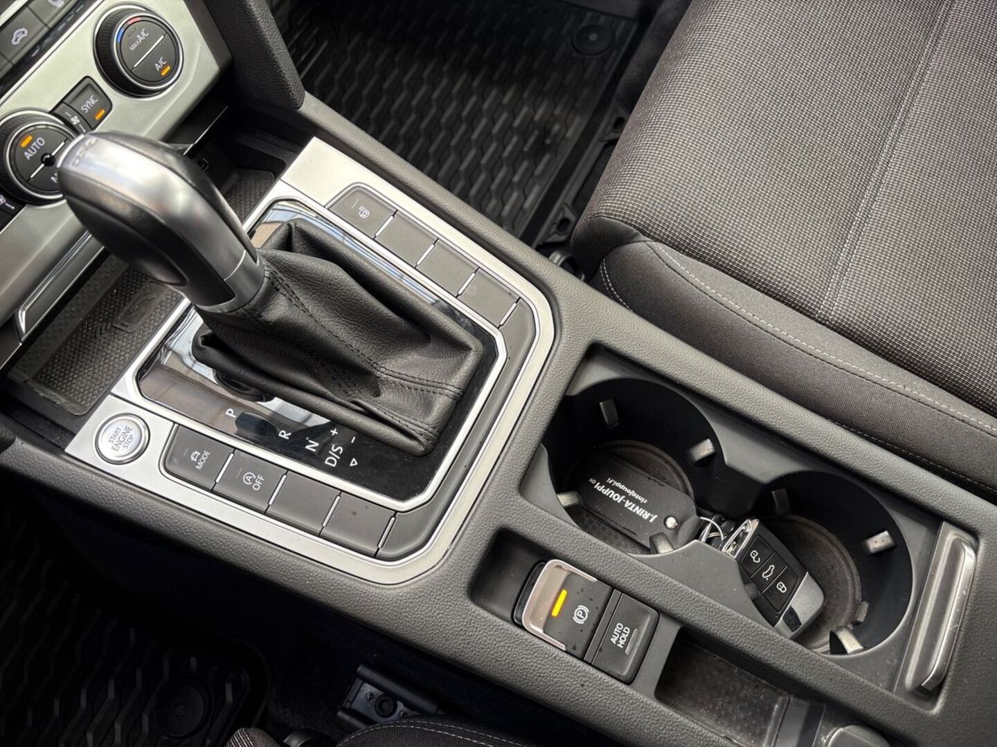 VOLKSWAGEN Passat 24