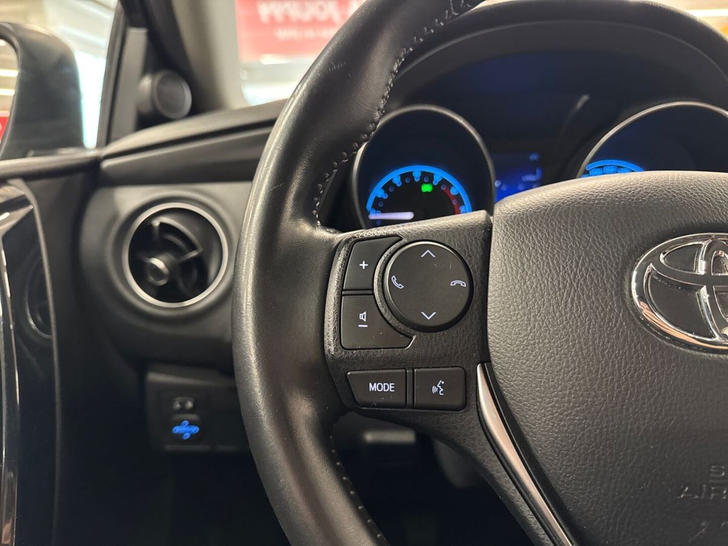 TOYOTA Auris 17