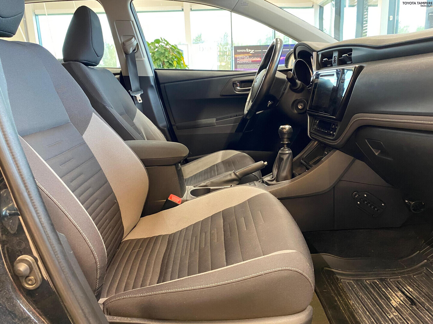 TOYOTA Auris 2016
