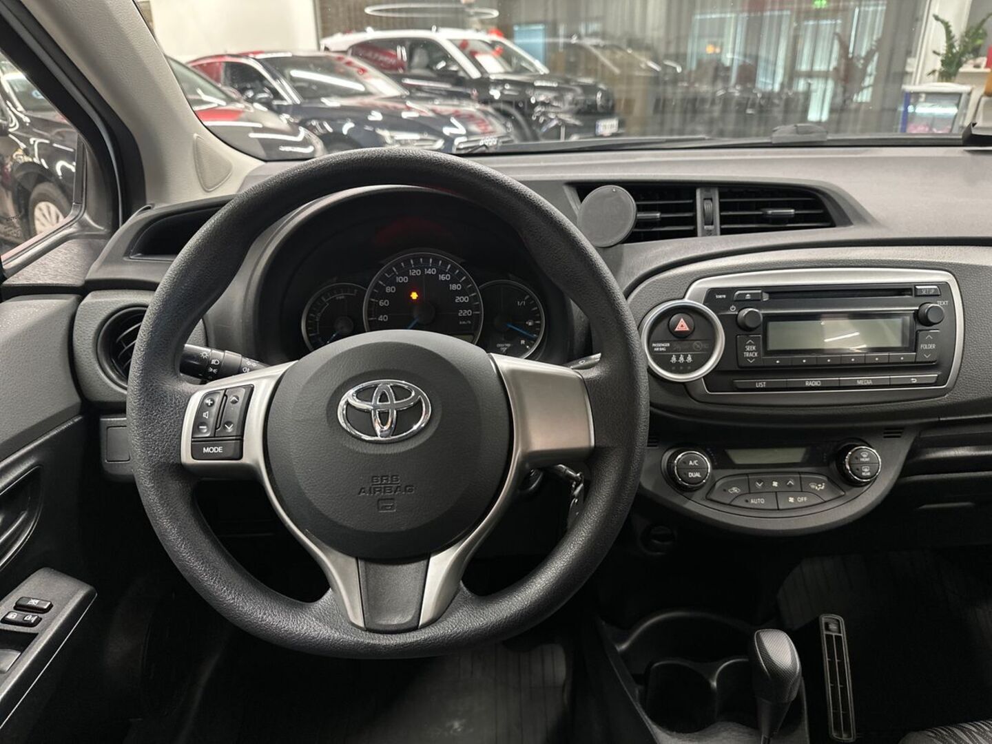 TOYOTA Yaris 17