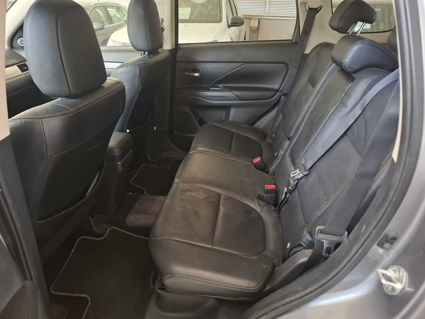 MITSUBISHI Outlander PHEV 2013