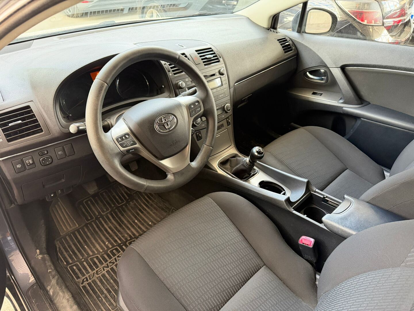 TOYOTA Avensis 2010