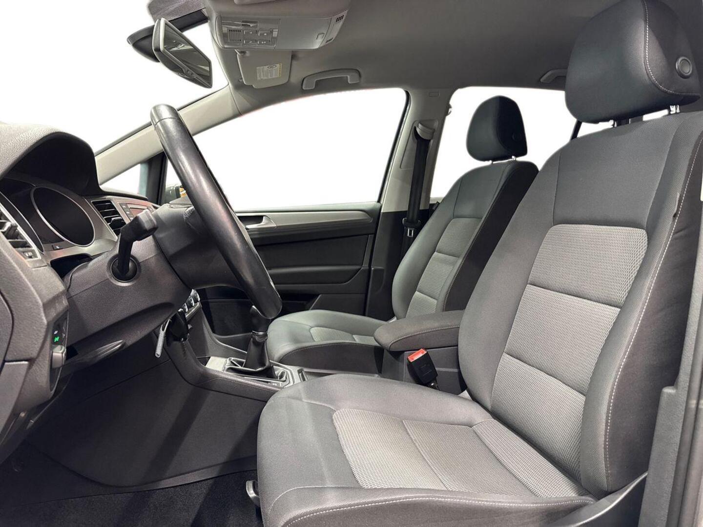 VOLKSWAGEN Golf Sportsvan 9
