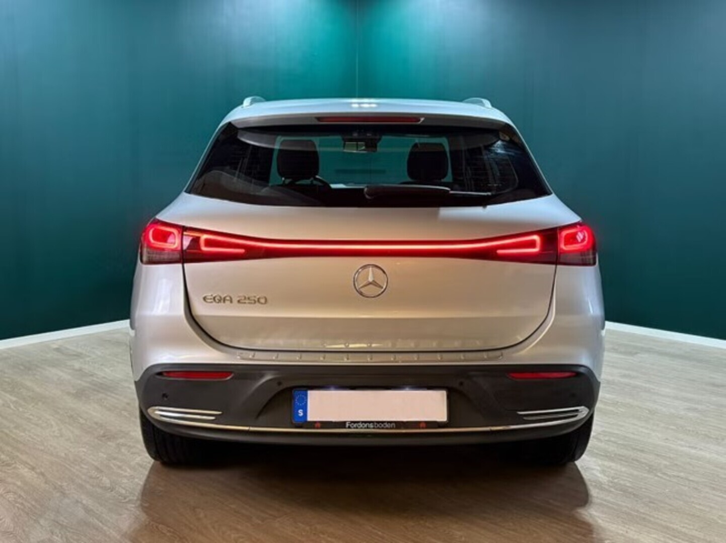 MERCEDES-BENZ EQA 2022