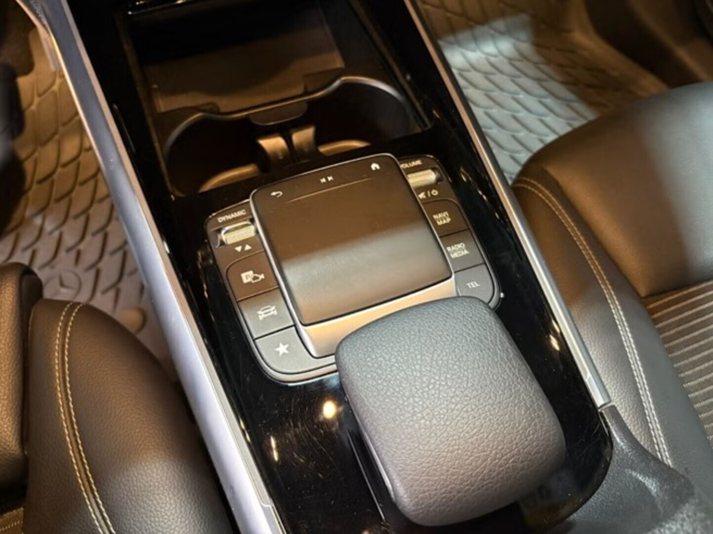 MERCEDES-BENZ EQA 2022