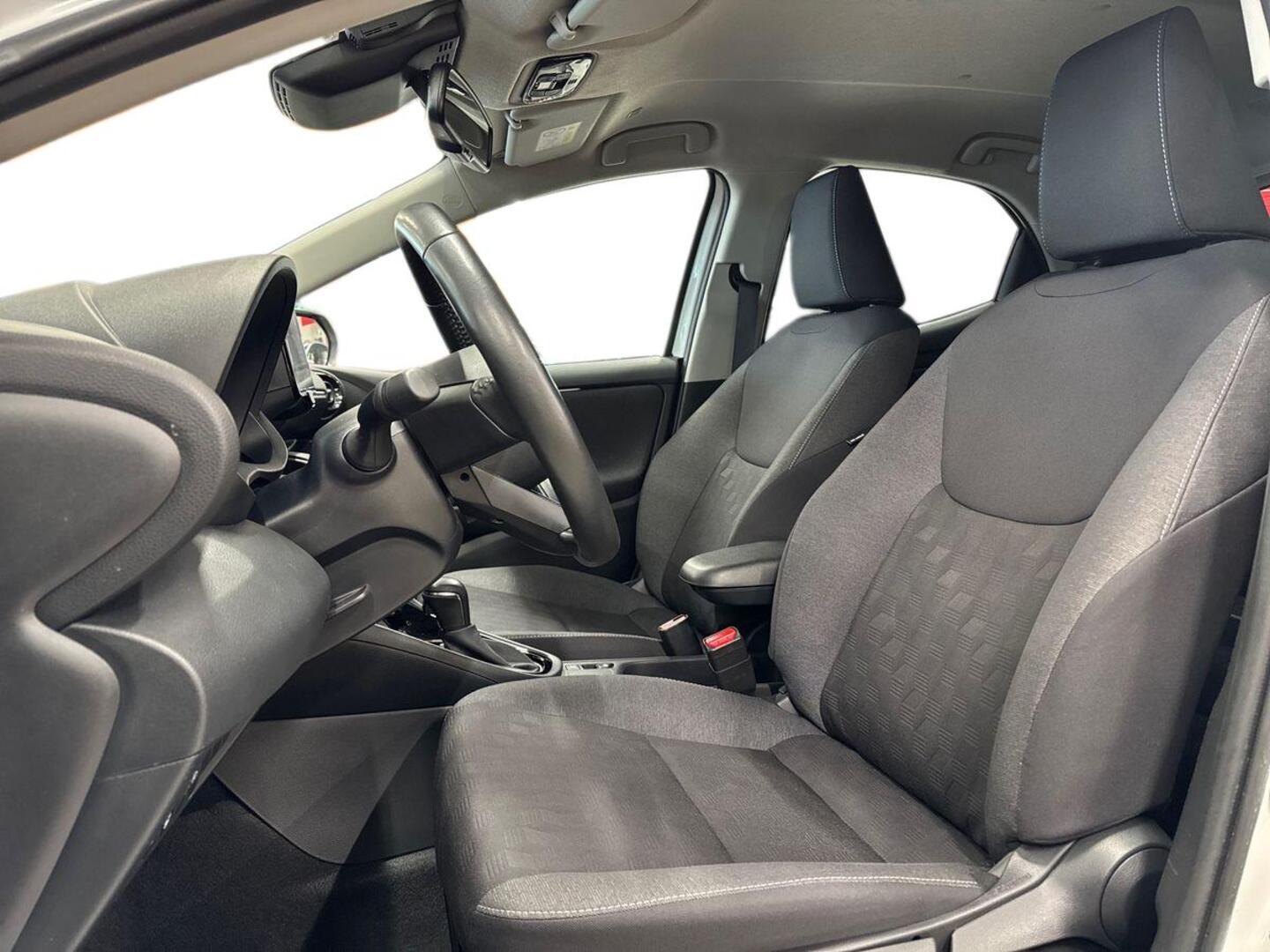 TOYOTA Yaris 9