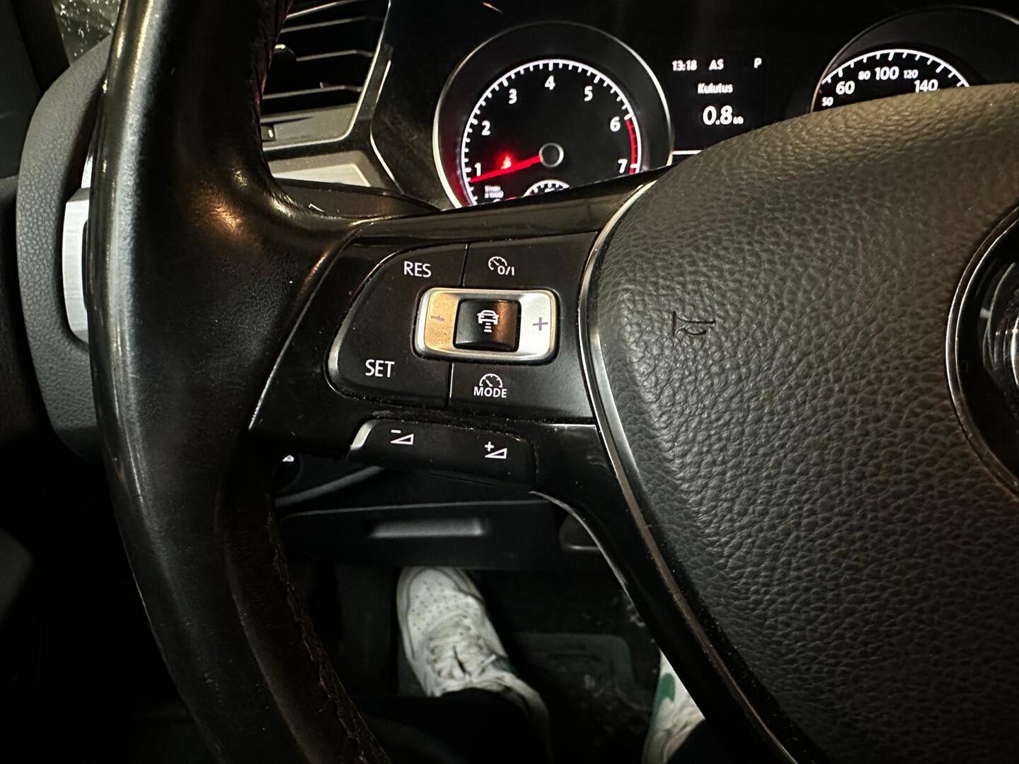 VOLKSWAGEN Touran 2016