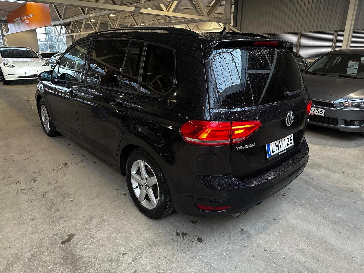 VOLKSWAGEN Touran 2016