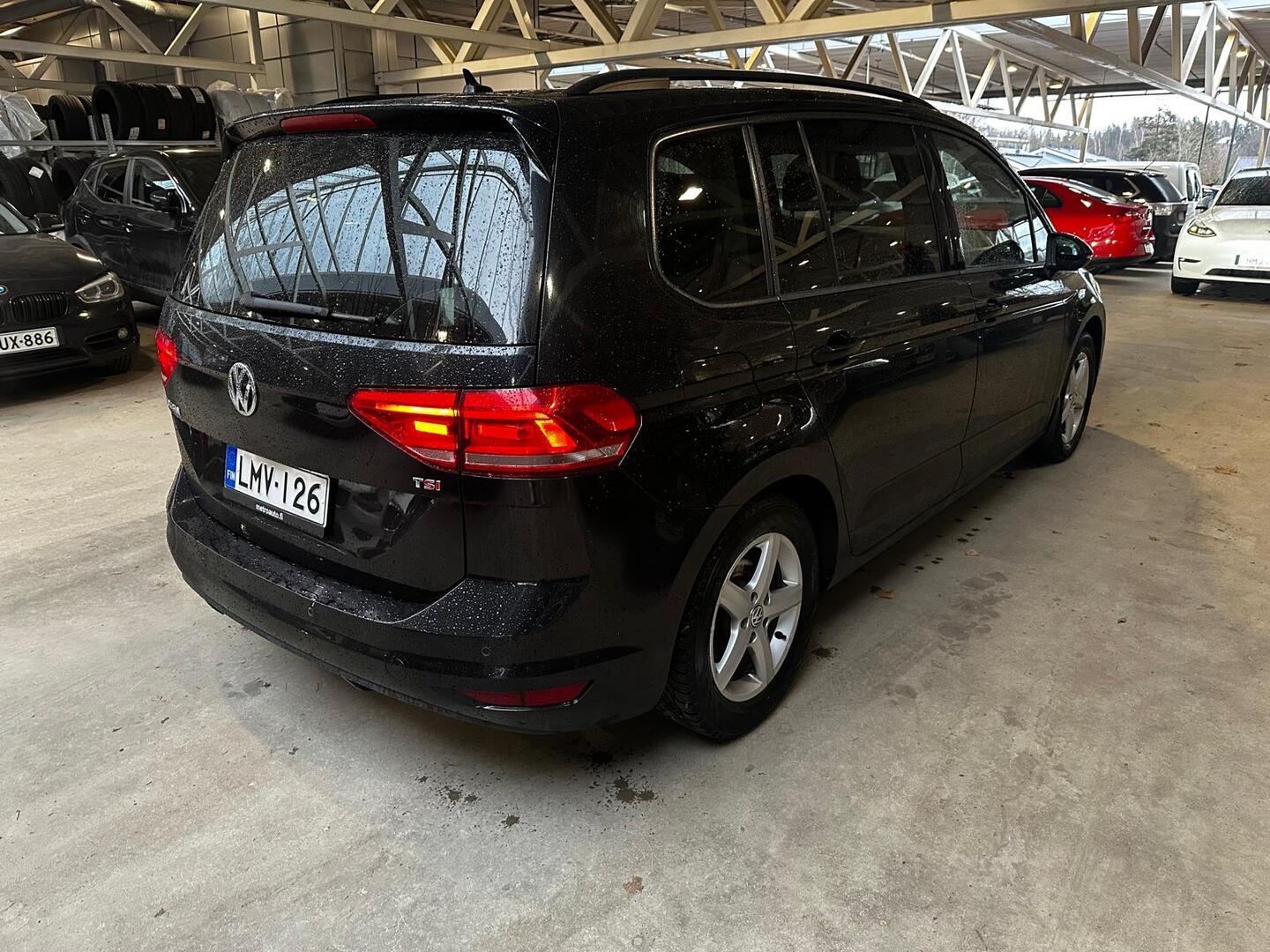 VOLKSWAGEN Touran 2016