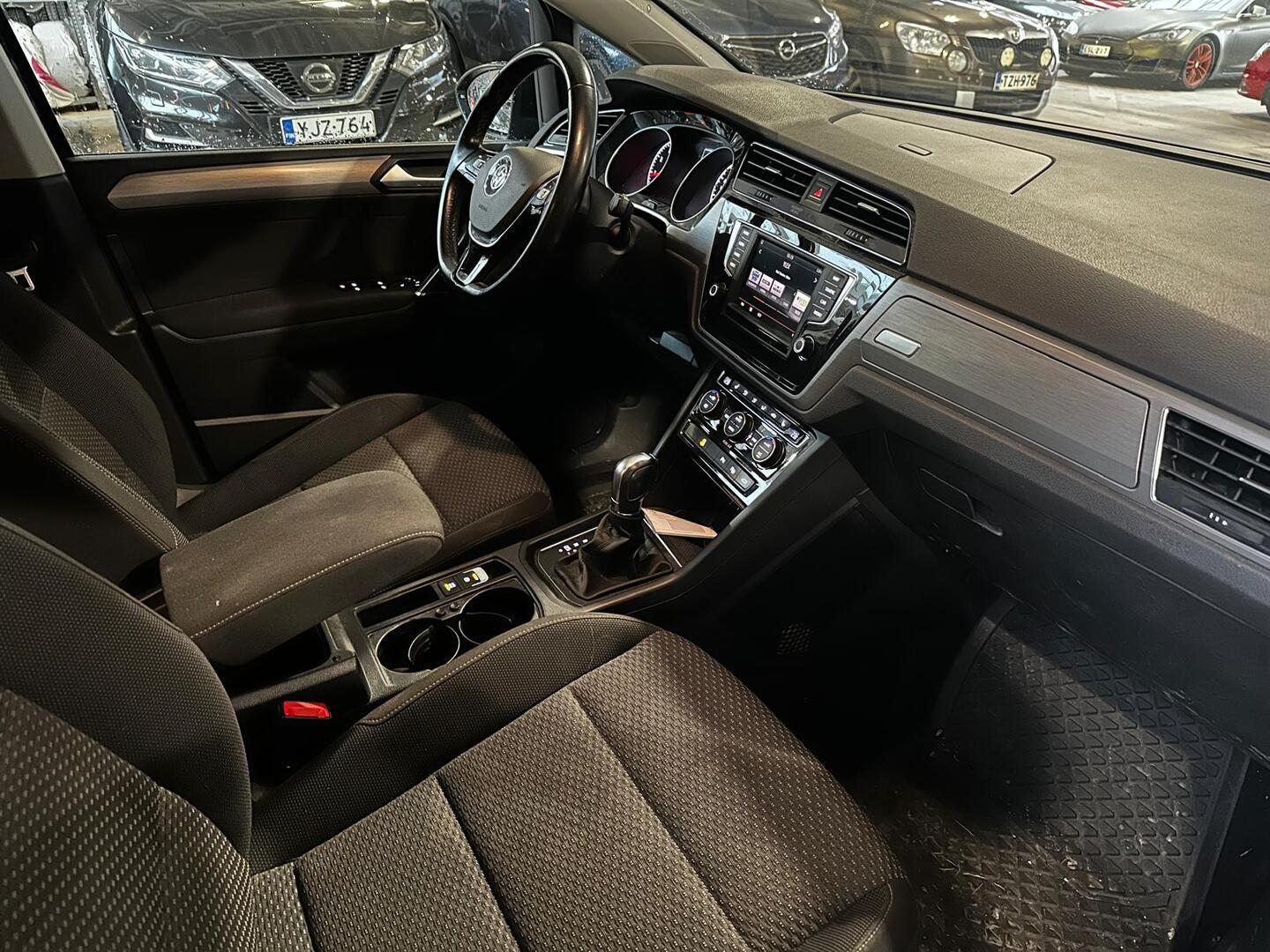 VOLKSWAGEN Touran 2016