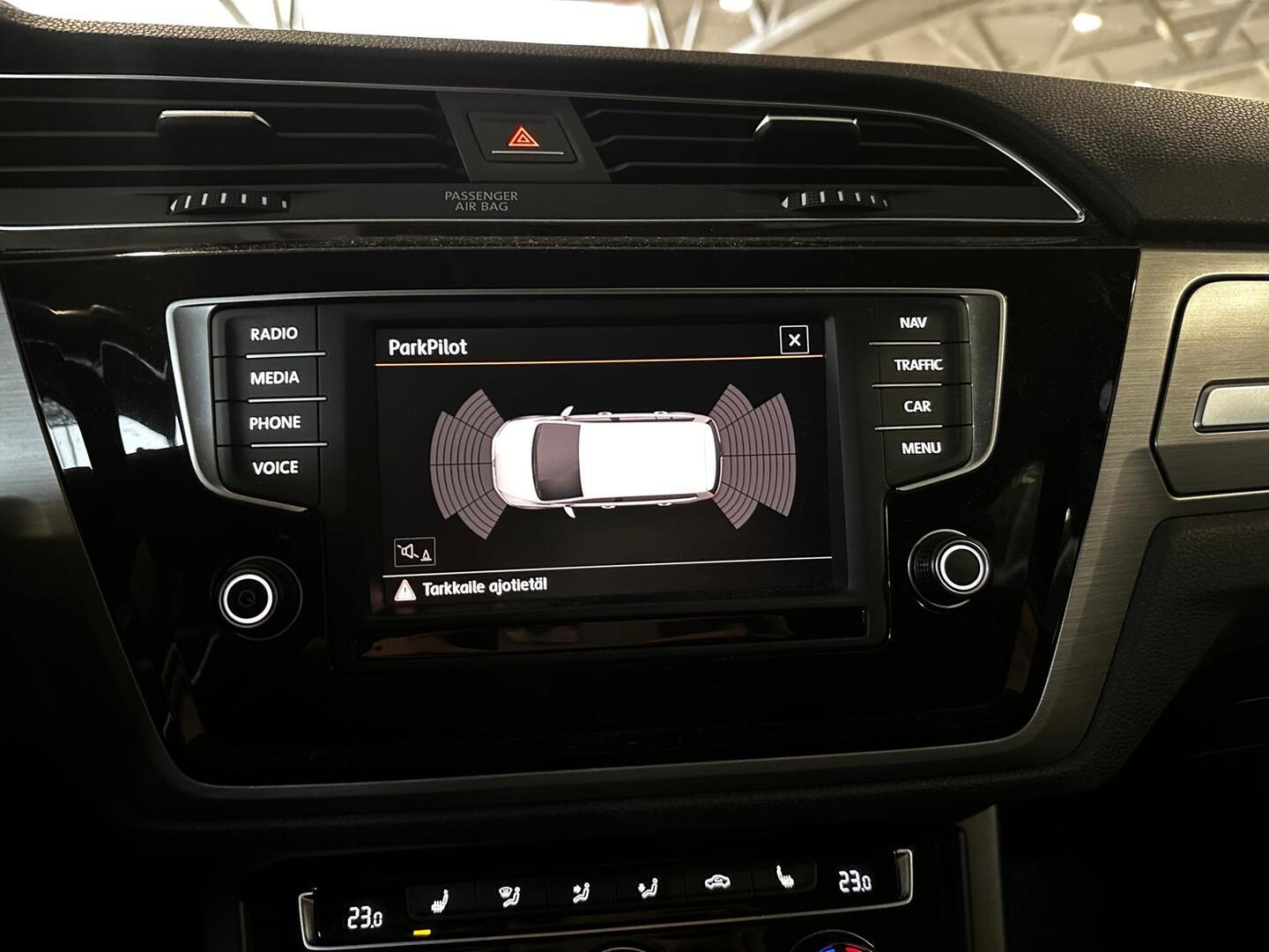 VOLKSWAGEN Touran 2016