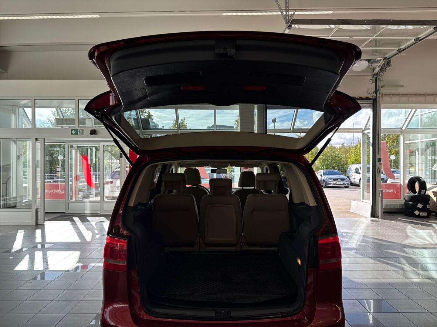 VOLKSWAGEN Touran 11