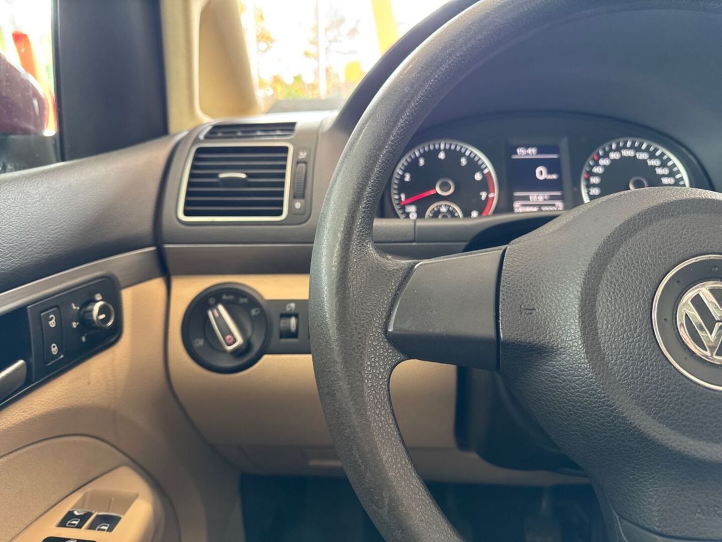 VOLKSWAGEN Touran 16