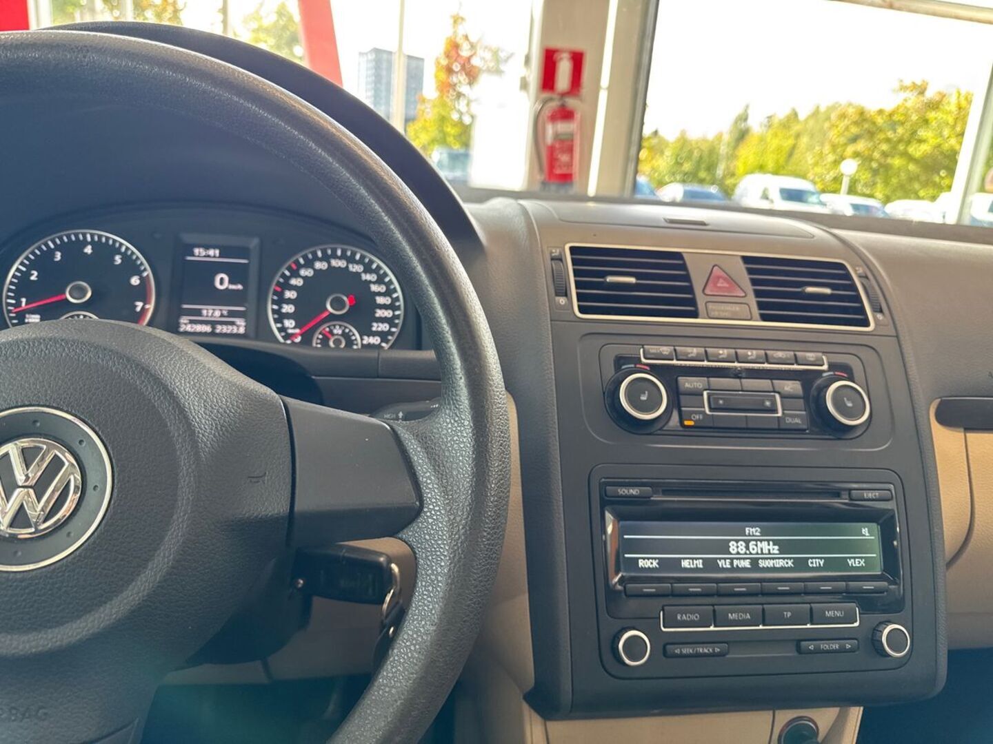 VOLKSWAGEN Touran 17