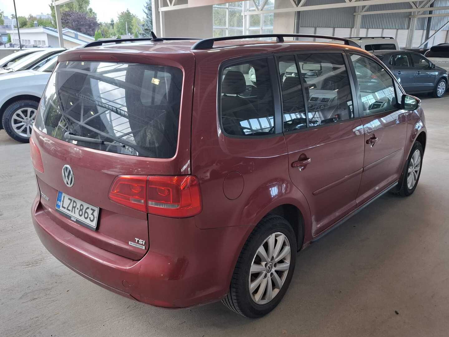 VOLKSWAGEN Touran 2011