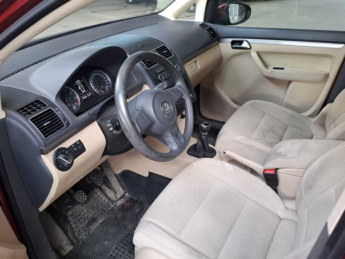 VOLKSWAGEN Touran 2011
