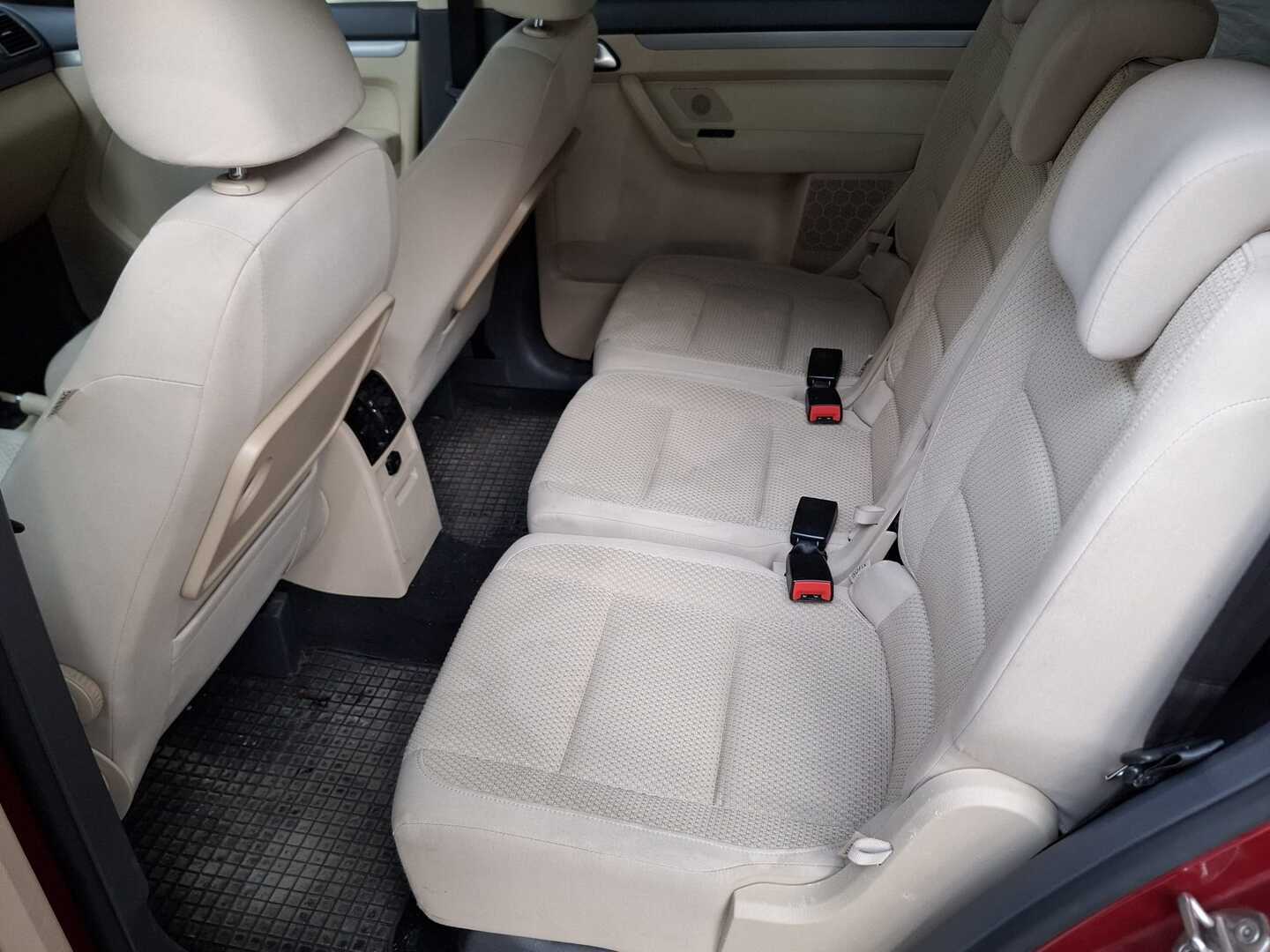 VOLKSWAGEN Touran 2011