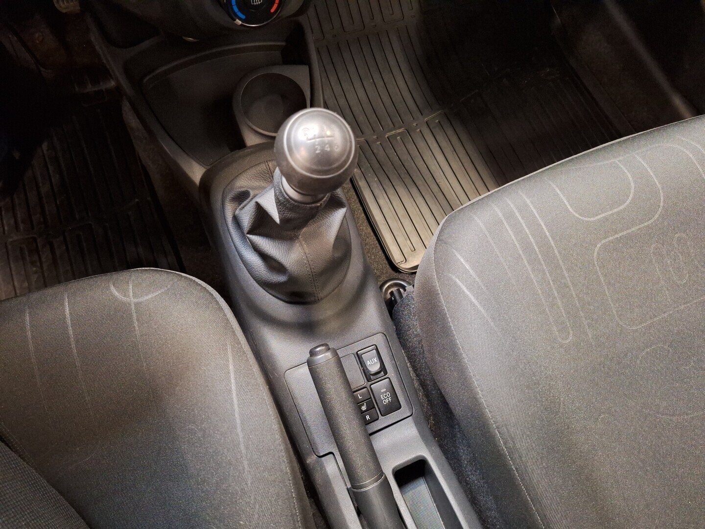 TOYOTA Yaris 2010