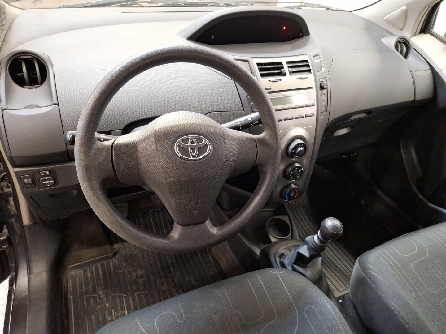 TOYOTA Yaris 2010