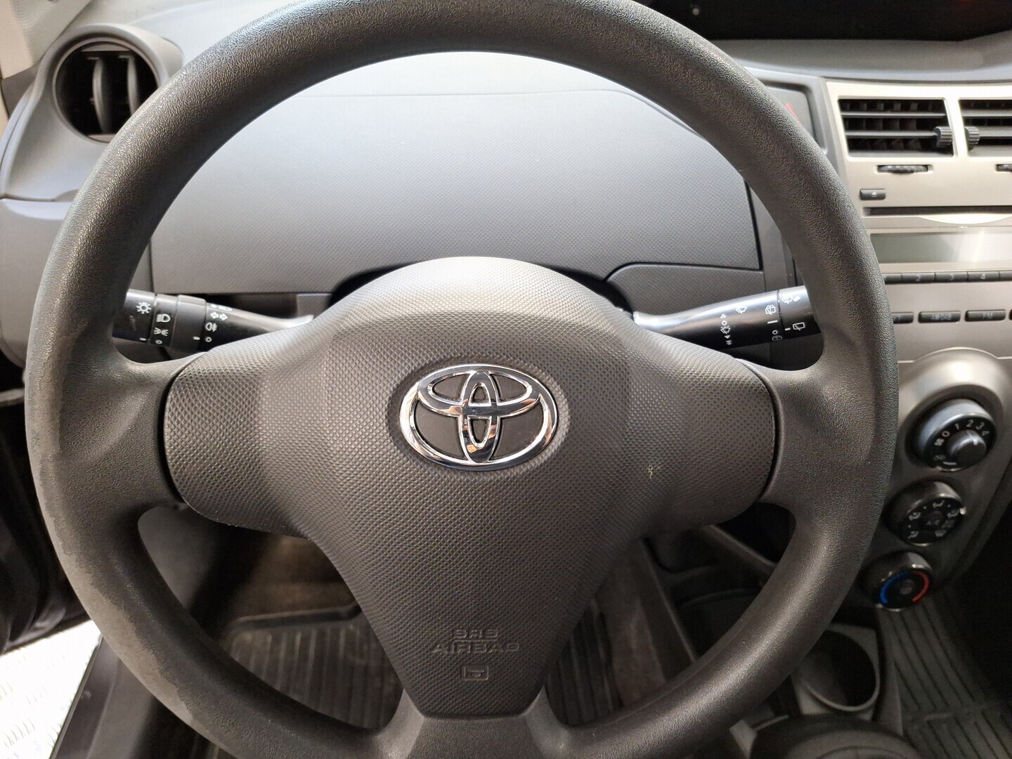 TOYOTA Yaris 2010