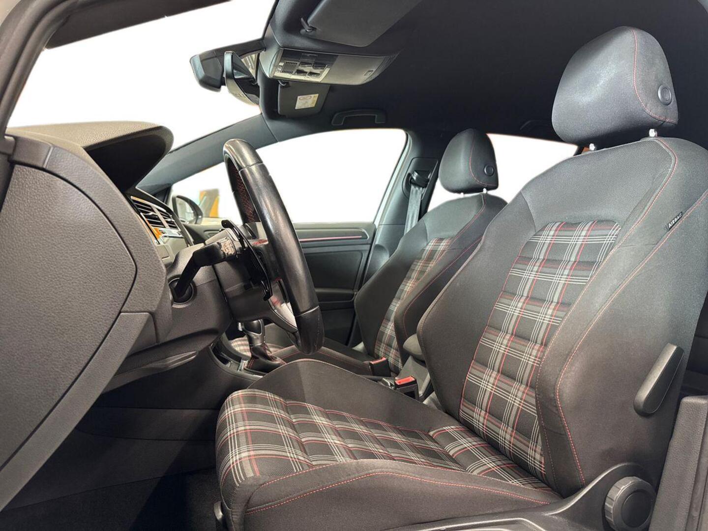 VOLKSWAGEN Golf 2018